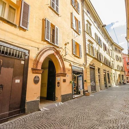 Lupari Apartment, Palazzo Storico Sotto Le Due Torri Болонья Экстерьер фото