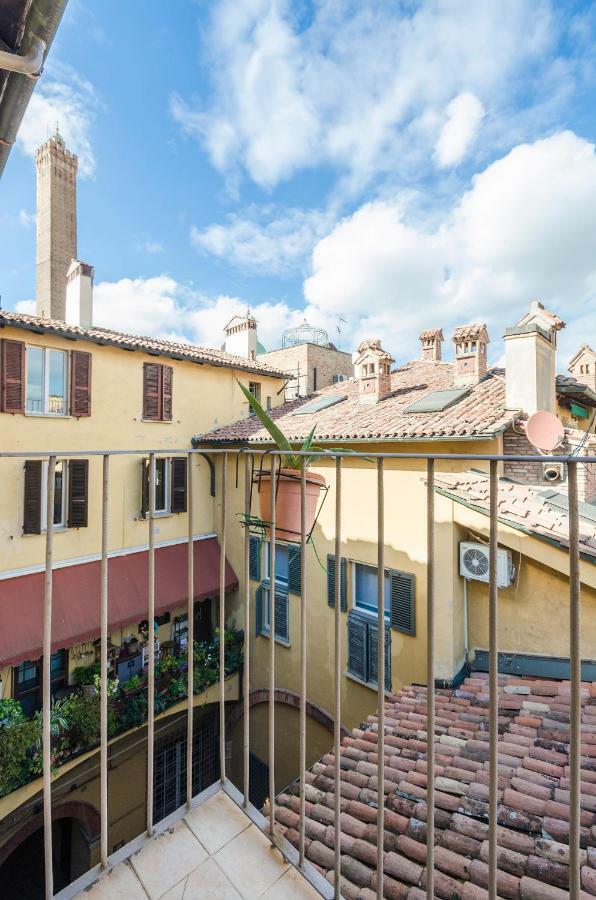 Lupari Apartment, Palazzo Storico Sotto Le Due Torri Болонья Экстерьер фото