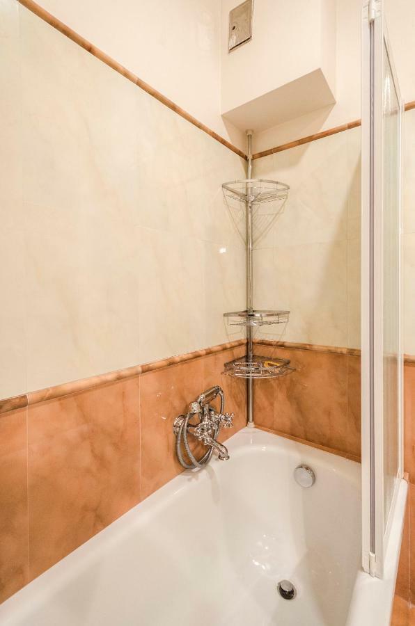 Lupari Apartment, Palazzo Storico Sotto Le Due Torri Болонья Экстерьер фото